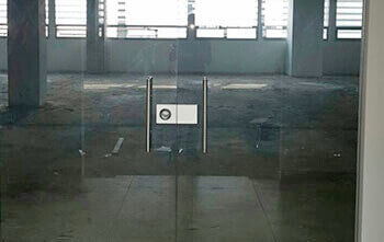 Puerta en aluminio y vidrio
