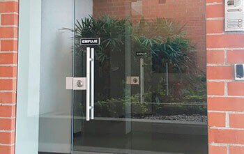 Puerta en aluminio y vidrio