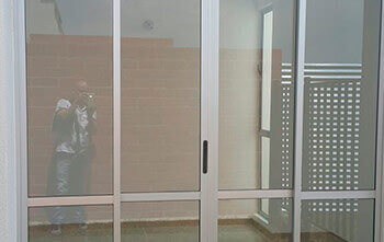 Puerta en aluminio y vidrio