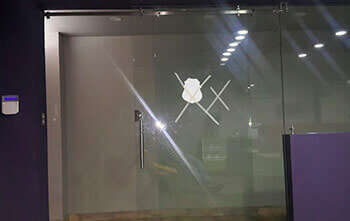 Puerta en aluminio y vidrio
