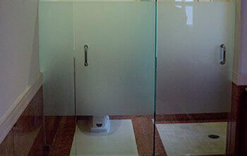 Puerta en aluminio y vidrio