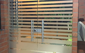 puerta en vidrio con marco en aluminio